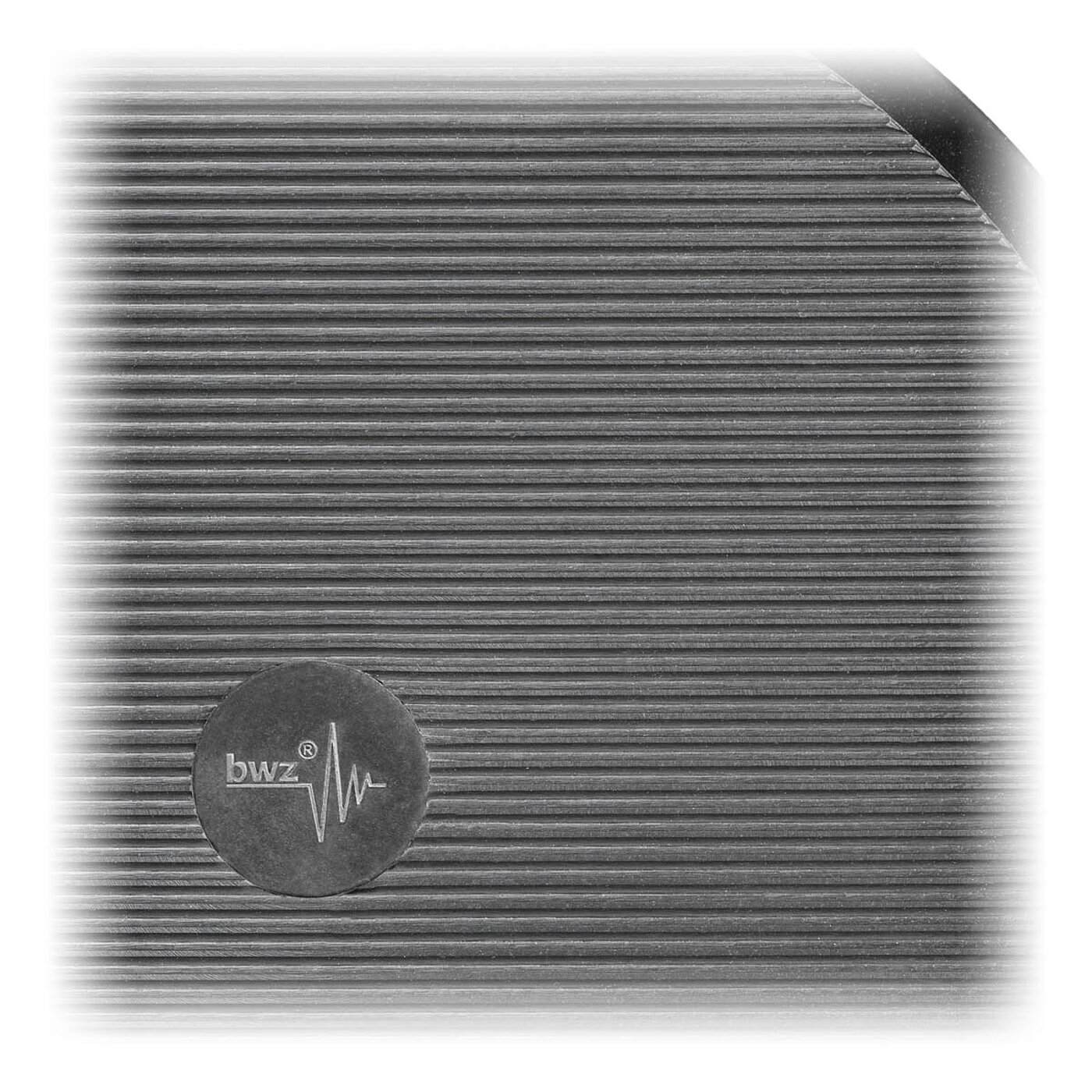 Detailaufnahme eines schwarzen Elastomeres aus Nitrilkautschuk NBR für Gleitschutz mit feinen horizontal verlaufenden Profilrillen und Logo der Firma bwz Schwingungstechnik, freigestellt auf weißem Hintergrund