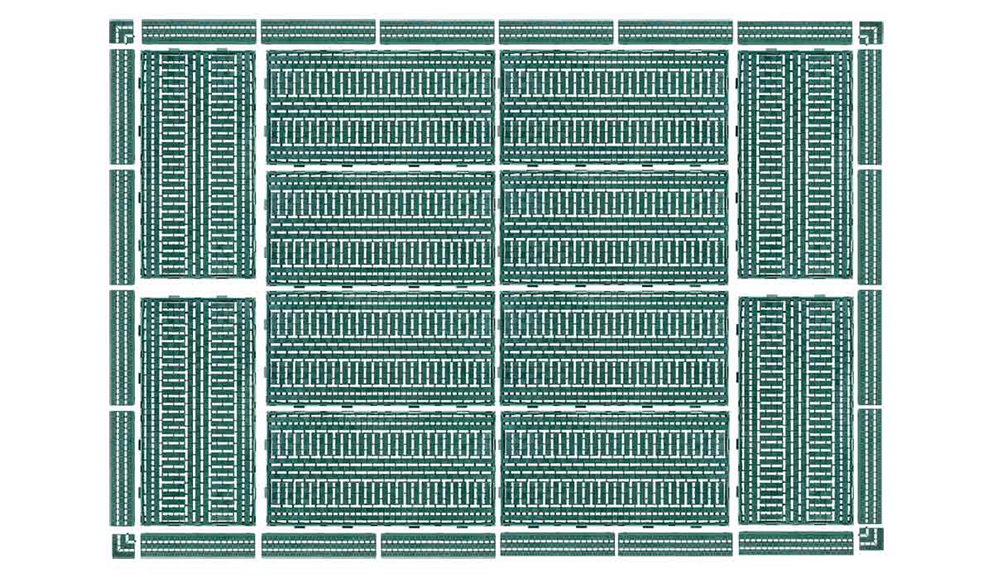 12 grüne Bodenroste aus Kunststoff mit 20 Auffahrkeilen und 4 Eckelementen, freigestellt auf weißem Hintergrund